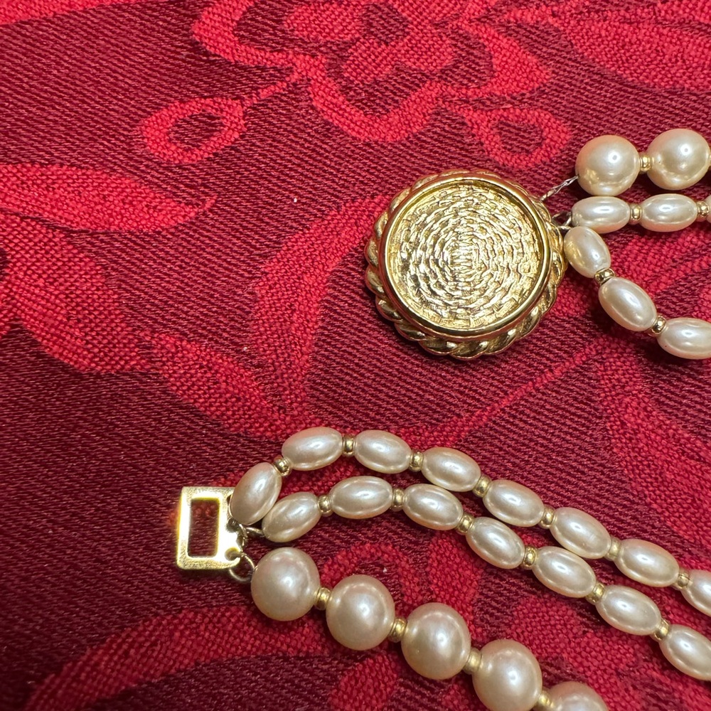Elegant Pearl Necklace with Gold Accents - Picture 4 of 6